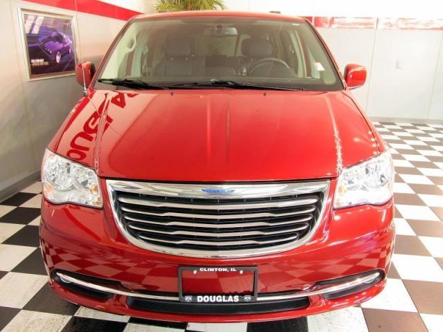 Chrysler Town and Country 2013 photo 0