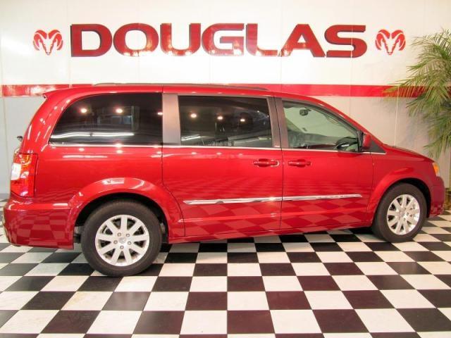 Chrysler Town and Country 2013 photo 1