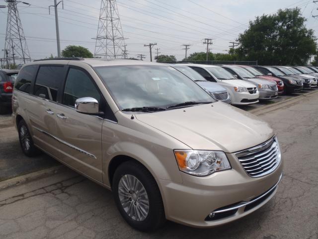 Chrysler Town and Country 2013 photo 1