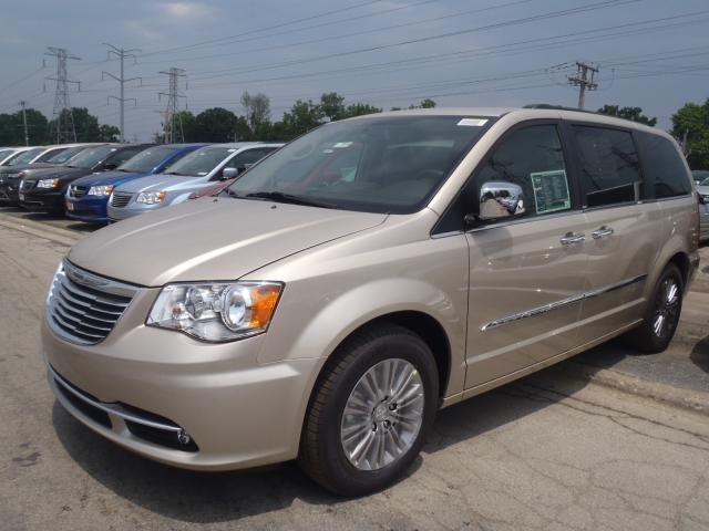 Chrysler Town and Country 2013 photo 2