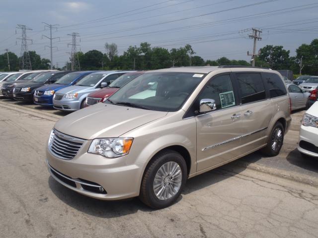 Chrysler Town and Country 2013 photo 4