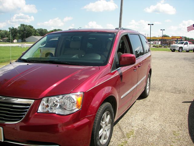 Chrysler Town and Country 2013 photo 1