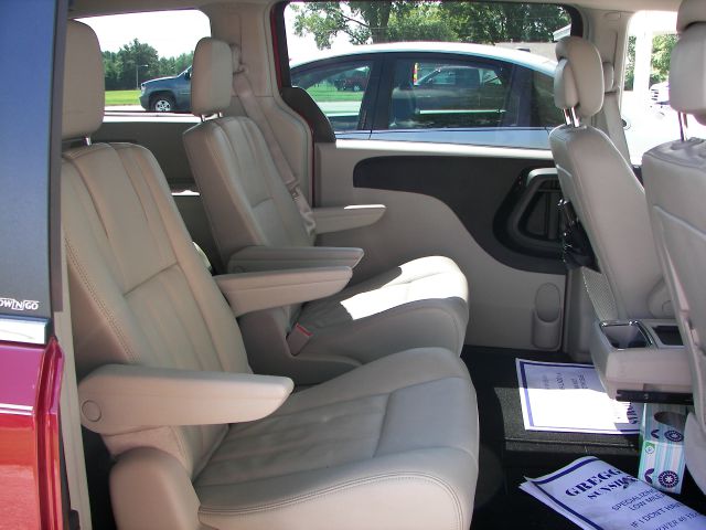 Chrysler Town and Country 2013 photo 2