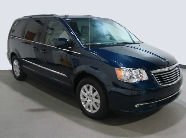 Chrysler Town and Country 2013 photo 2
