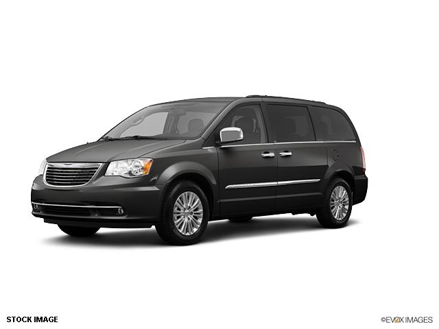 Chrysler Town and Country 2013 photo 1