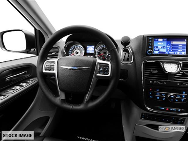 Chrysler Town and Country 2013 photo 2