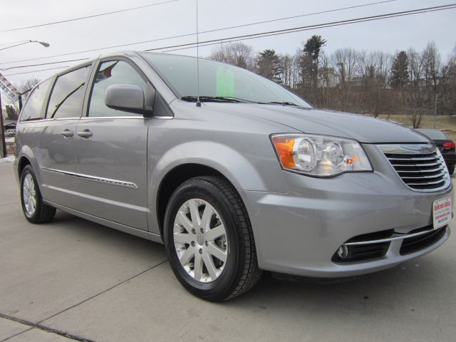 Chrysler Town and Country 2013 photo 2