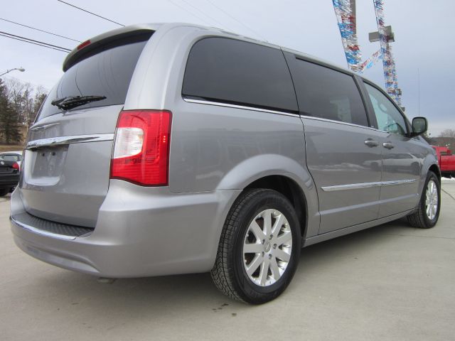 Chrysler Town and Country 2013 photo 3