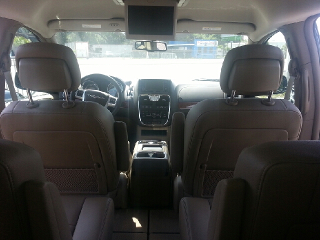 Chrysler Town and Country 2013 photo 1