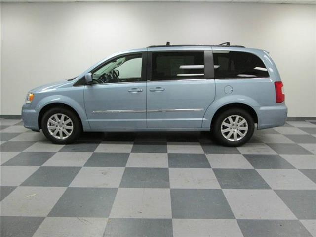Chrysler Town and Country 2013 photo 1