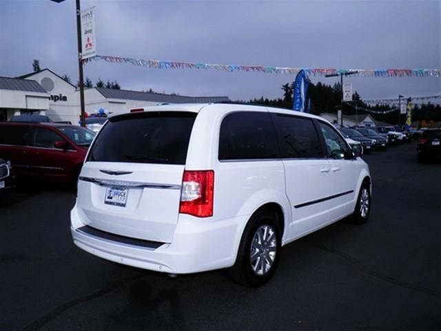 Chrysler Town and Country 2014 photo 0