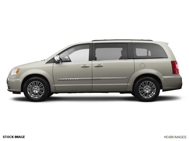 Chrysler Town and Country 2014 photo 2