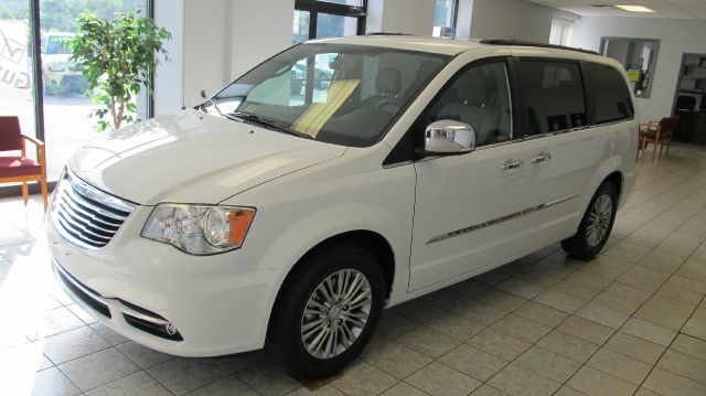 Chrysler Town and Country 2014 photo 1