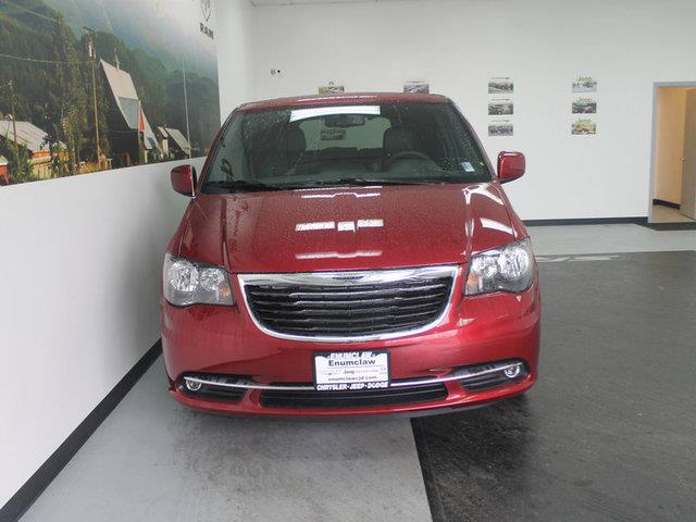 Chrysler Town and Country 2014 photo 2