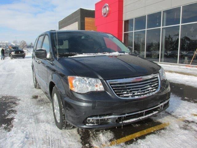 Chrysler Town and Country 2014 photo 2