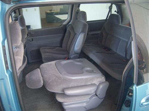 Chrysler Town and Country 1996 photo 2