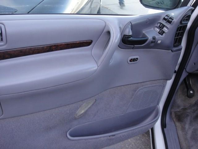 Chrysler Town and Country 1996 photo 2