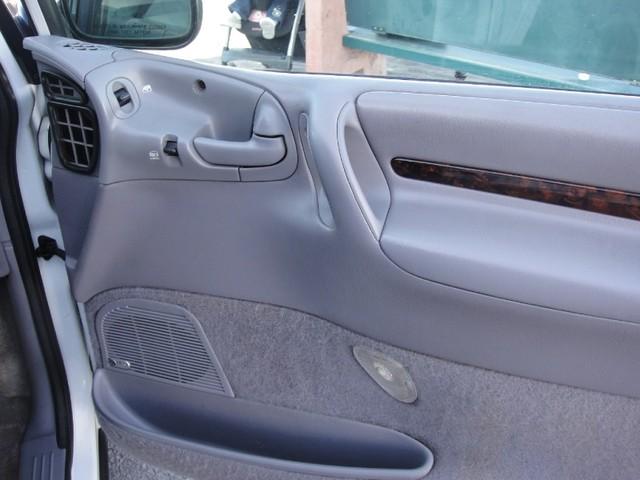Chrysler Town and Country 1996 photo 4