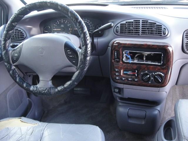 Chrysler Town and Country 1996 photo 5