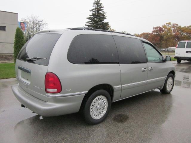 Chrysler Town and Country 1997 photo 1