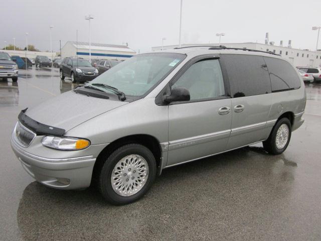 Chrysler Town and Country 1997 photo 3