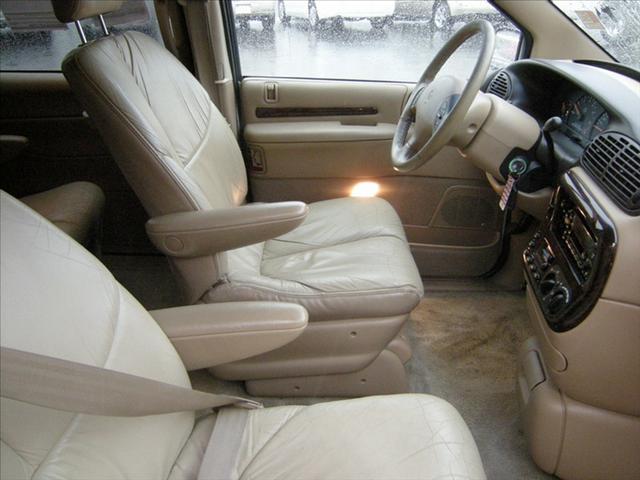 Chrysler Town and Country 1997 photo 4