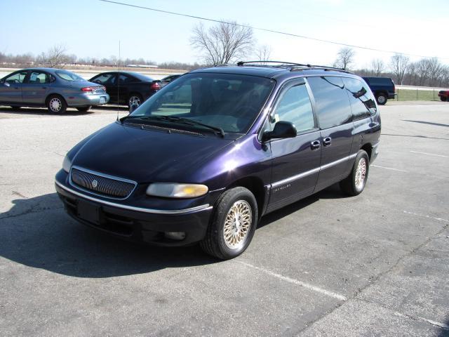 Chrysler Town and Country 1997 photo 3