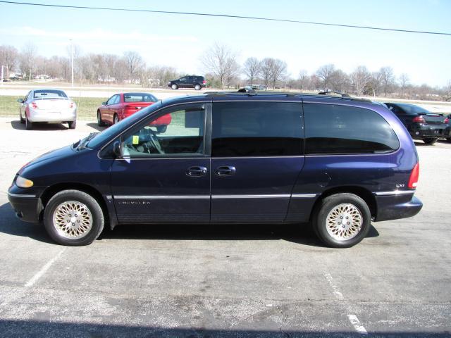 Chrysler Town and Country 1997 photo 4