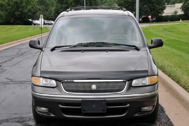 Chrysler Town and Country 1997 photo 1