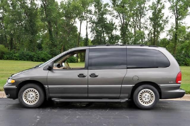 Chrysler Town and Country 1997 photo 2