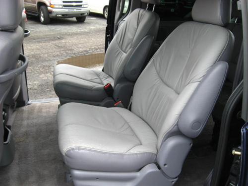 Chrysler Town and Country 1997 photo 4