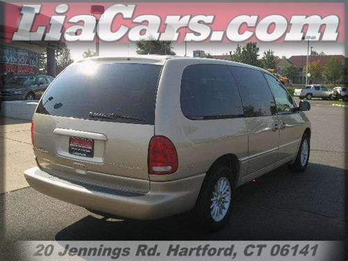 Chrysler Town and Country 2000 photo 2