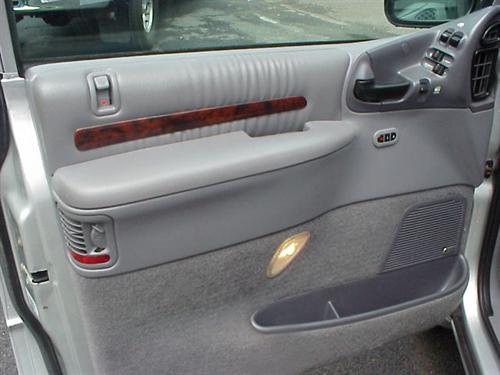 Chrysler Town and Country 2000 photo 1