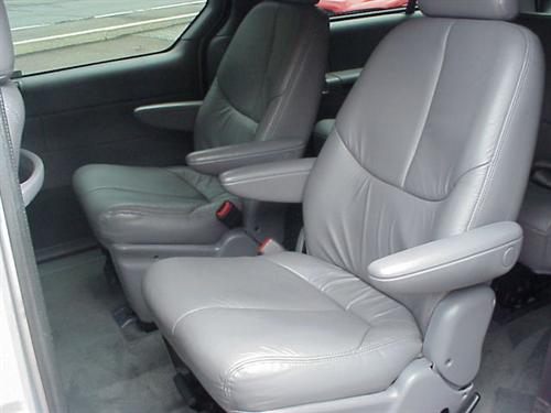 Chrysler Town and Country 2000 photo 2