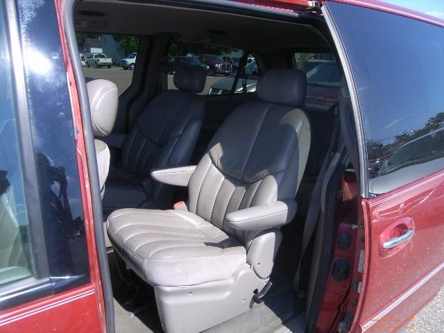 Chrysler Town and Country 2000 photo 3