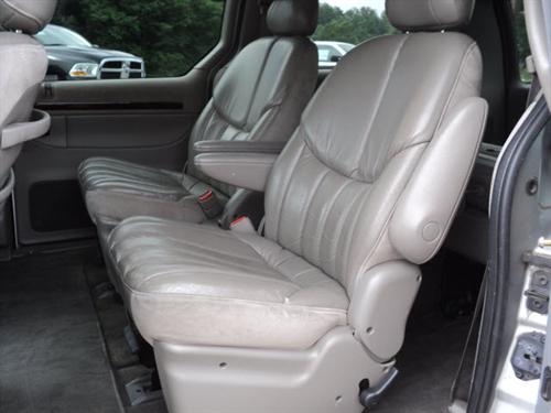 Chrysler Town and Country 2000 photo 2