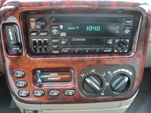 Chrysler Town and Country 2000 photo 3