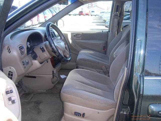 Chrysler Town and Country 2001 photo 2