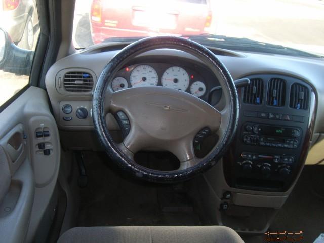 Chrysler Town and Country 2001 photo 3