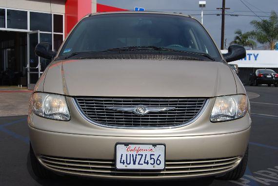 Chrysler Town and Country 2001 photo 1