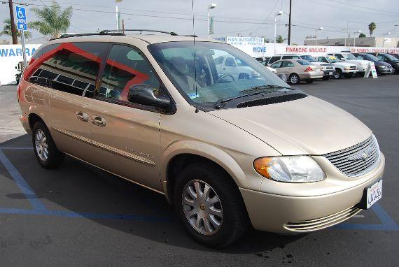 Chrysler Town and Country 2001 photo 2