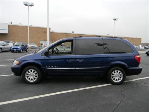 Chrysler Town and Country 2001 photo 3