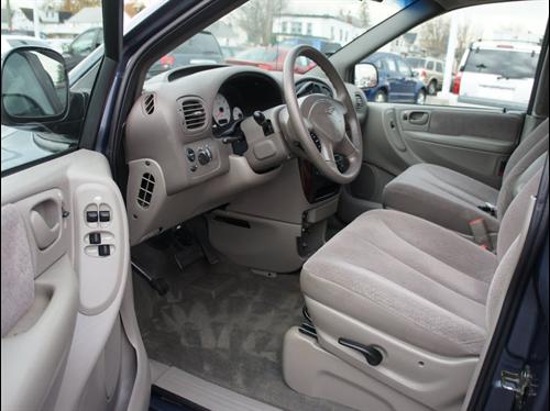 Chrysler Town and Country 2001 photo 2