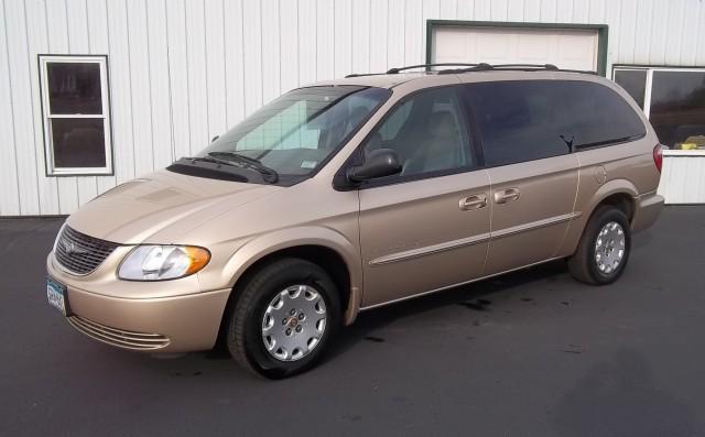Chrysler Town and Country 2001 photo 1