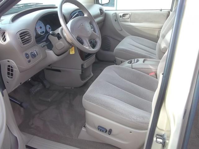 Chrysler Town and Country 2001 photo 2