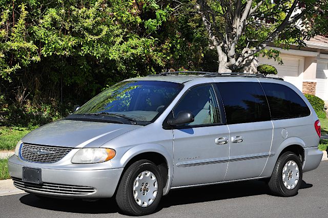 Chrysler Town & Country 2001 photo 3