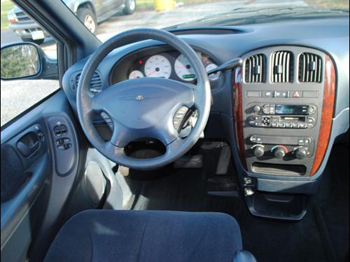 Chrysler Town and Country 2001 photo 2