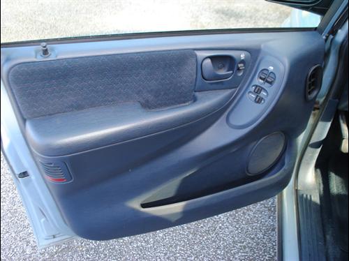 Chrysler Town and Country 2001 photo 3