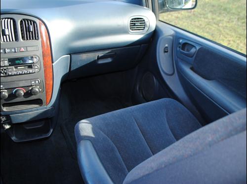 Chrysler Town and Country 2001 photo 4