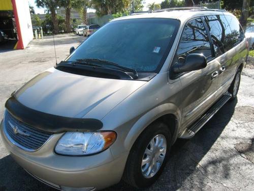 Chrysler Town and Country 2001 photo 2